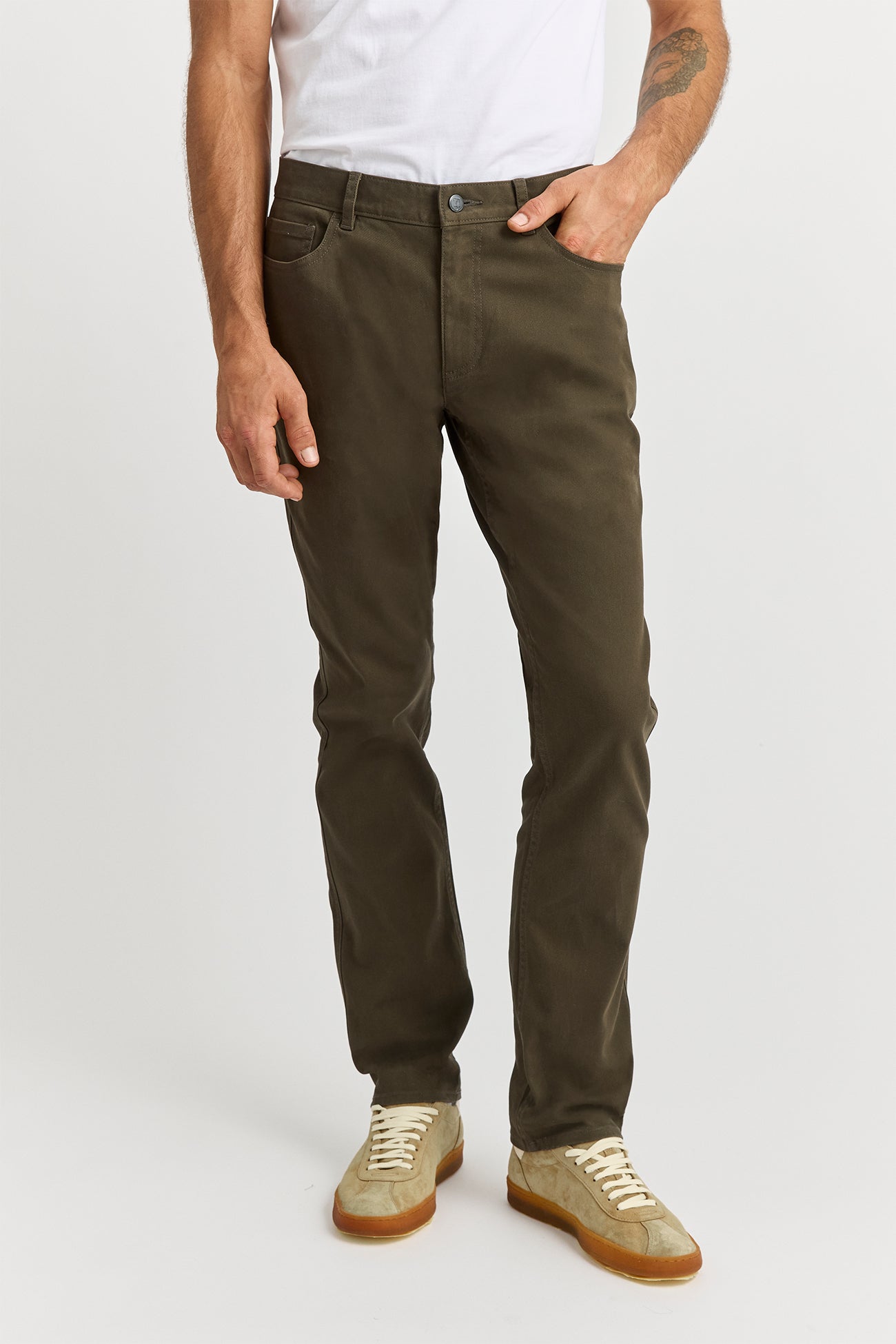 Our model is wearing a size 32. The inleg length is 80cm and can be easily shortened by a tailor.